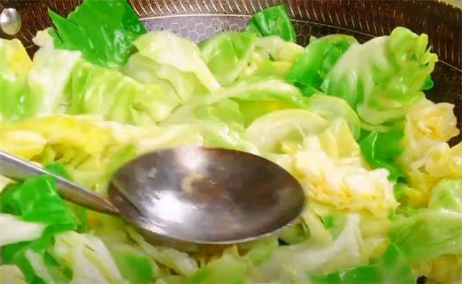 從小就愛吃爆炒圓白菜,教你最實用最下飯的做法,讓你秒變大廚