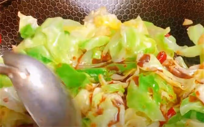 從小就愛吃爆炒圓白菜,教你最實用最下飯的做法,讓你秒變大廚