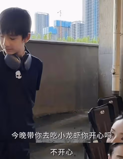董潔14歲兒子進入叛逆期,埋頭打遊戲態度敷衍,吐槽媽媽演技不行