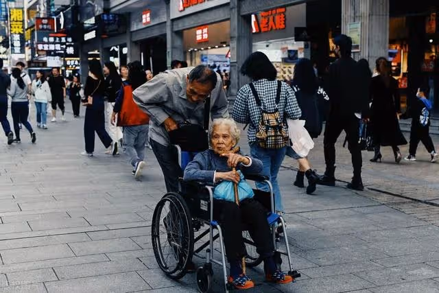我奶92歲,我爸照顧她10年,聽上去很孝順,但我卻越來越看不下去