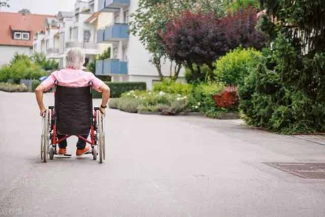 我63歲,家父母95、97歲,不能自理,犧牲子女換來高壽有意義嗎?