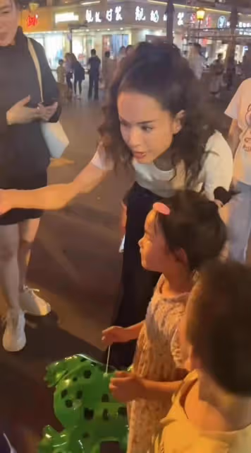 李若彤:吃路邊攤,被孩子叫姐姐引熱議!瘦身成果實在是讓人佩服
