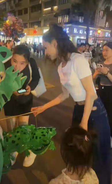 李若彤:吃路邊攤,被孩子叫姐姐引熱議!瘦身成果實在是讓人佩服