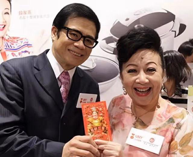 恭喜!TVB知名老戲骨突然被曝新戀情,初戀腦膜炎離世後單身多年