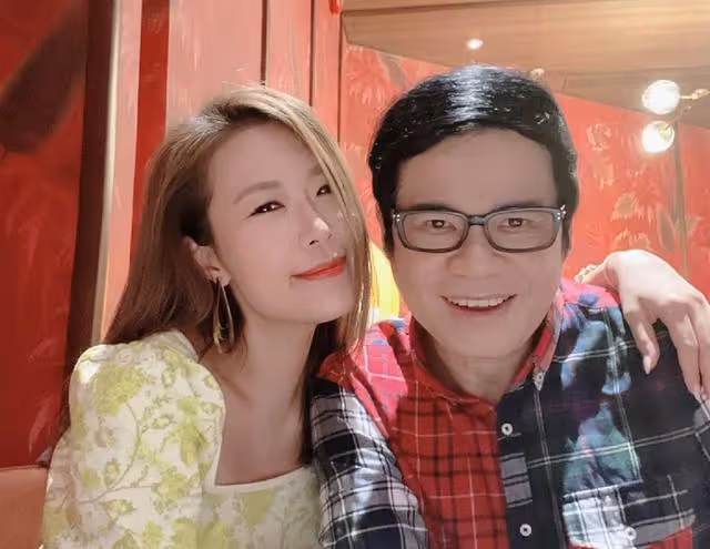 恭喜!TVB知名老戲骨突然被曝新戀情,初戀腦膜炎離世後單身多年