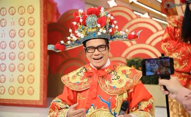 恭喜!TVB知名老戲骨突然被曝新戀情,初戀腦膜炎離世後單身多年