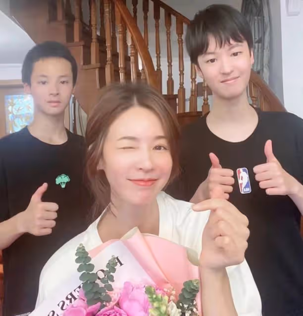 61歲馬景濤戀情疑曝光!女方曬親密合影高調示愛,文案被批情商低