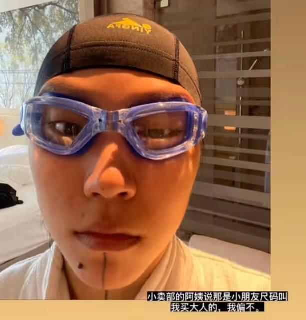 26歲竇靖童曬近照，素顏無明星包袱，形象氣質和天后媽媽反差極大