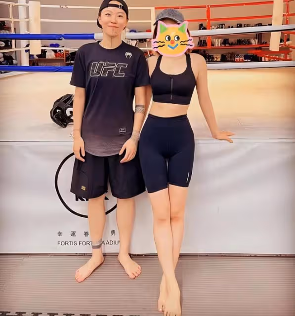 26歲竇靖童曬近照，素顏無明星包袱，形象氣質和天后媽媽反差極大
