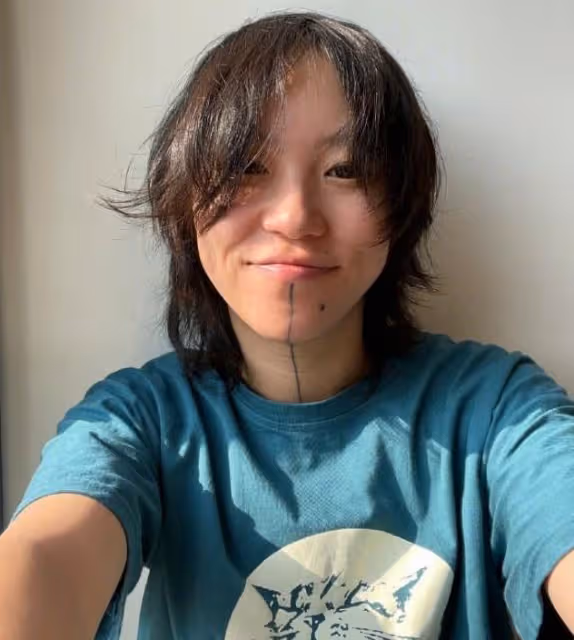 26歲竇靖童曬近照，素顏無明星包袱，形象氣質和天后媽媽反差極大
