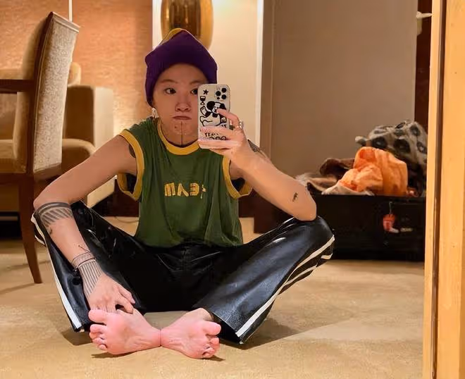 26歲竇靖童曬近照，素顏無明星包袱，形象氣質和天后媽媽反差極大