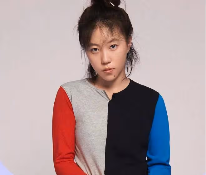 26歲竇靖童曬近照，素顏無明星包袱，形象氣質和天后媽媽反差極大