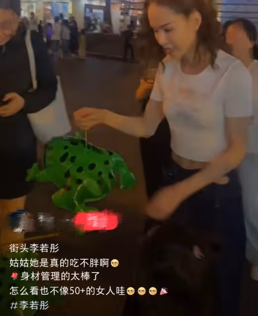 56歲李若彤現身街頭,穿露臍裝馬甲線搶鏡,買氣球送小朋友好親和