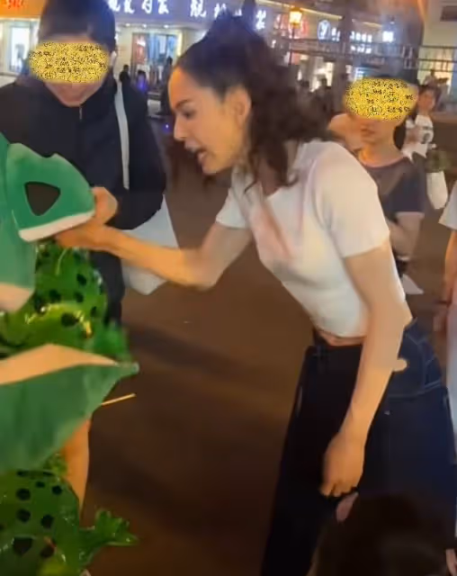 56歲李若彤現身街頭,穿露臍裝馬甲線搶鏡,買氣球送小朋友好親和
