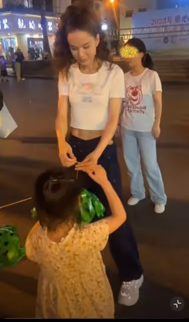 56歲李若彤現身街頭,穿露臍裝馬甲線搶鏡,買氣球送小朋友好親和
