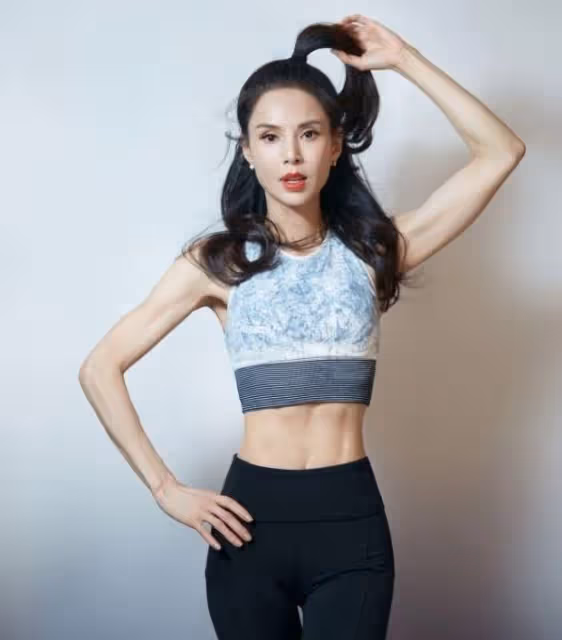 56歲李若彤現身街頭，穿露臍裝馬甲線搶鏡，買氣球送小朋友好親和