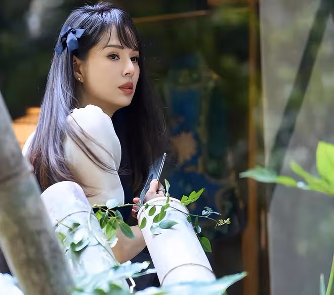 56歲李若彤現身街頭，穿露臍裝馬甲線搶鏡，買氣球送小朋友好親和