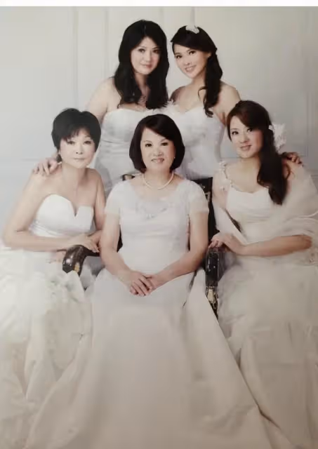 伊能靜曬台北豪宅,滿牆名貴瓷器吸睛,桌椅被劃破了仍捨不得扔