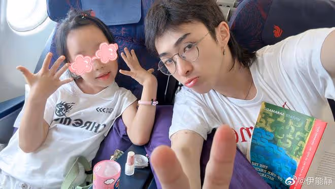 伊能靜曬台北豪宅,滿牆名貴瓷器吸睛,桌椅被劃破了仍捨不得扔