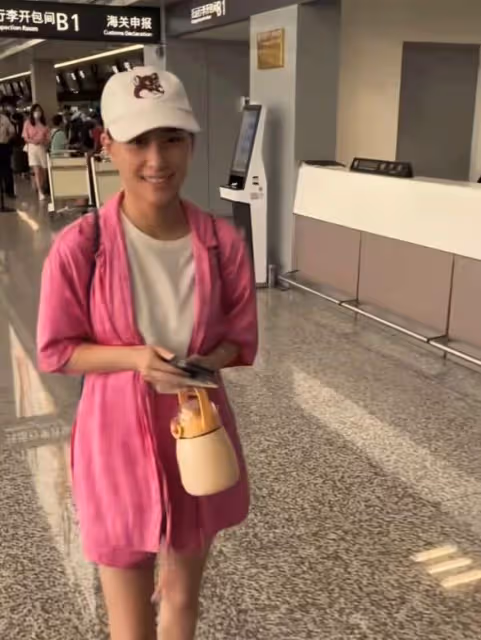 何超蓮素顏現身機場，面容憔悴皮膚暗黃，近照被指像素人