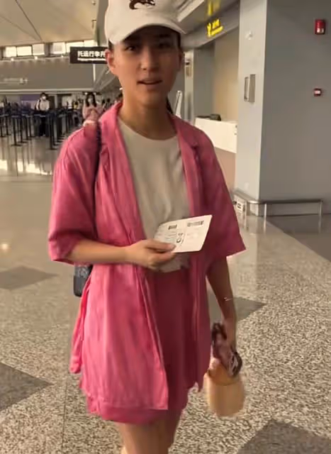 何超蓮素顏現身機場，面容憔悴皮膚暗黃，近照被指像素人
