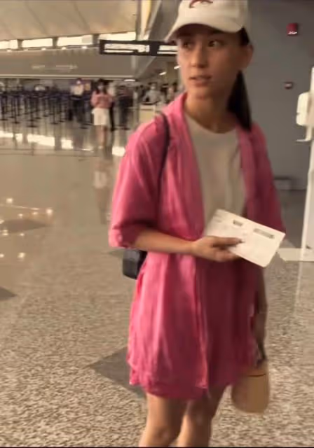 何超蓮素顏現身機場，面容憔悴皮膚暗黃，近照被指像素人