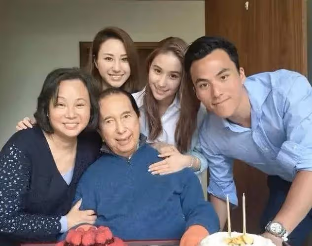 何超蓮素顏現身機場，面容憔悴皮膚暗黃，近照被指像素人