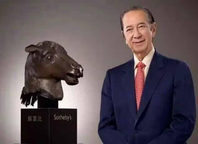 何超蓮素顏現身機場，面容憔悴皮膚暗黃，近照被指像素人