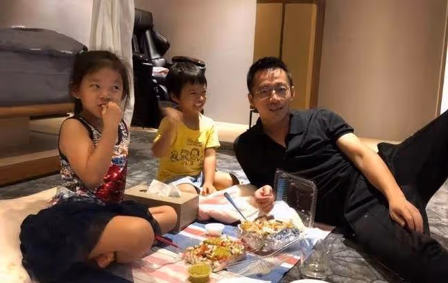 汪小菲兒女疑已回北京,張蘭曬孩子海洋館遊玩近照,S媽一同前往