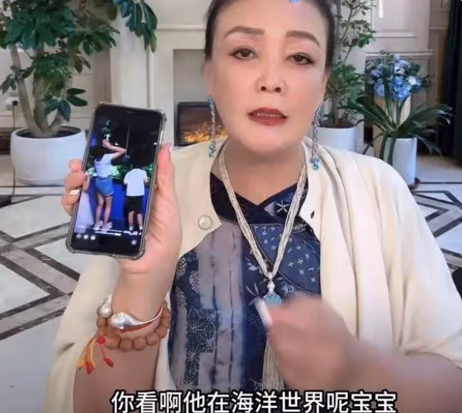 汪小菲兒女疑已回北京,張蘭曬孩子海洋館遊玩近照,S媽一同前往