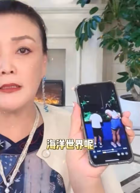 汪小菲兒女疑已回北京,張蘭曬孩子海洋館遊玩近照,S媽一同前往