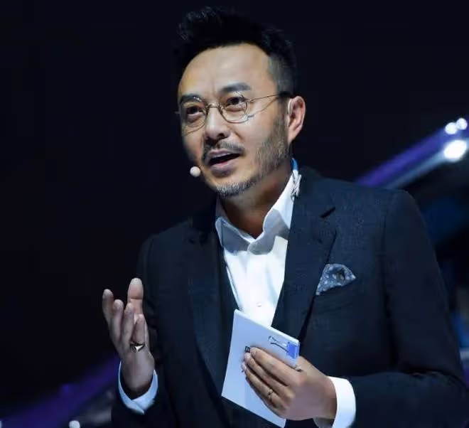 49歲汪涵近照曝光,鬍子拉碴模樣滄桑,嘴裡一直嚼檳榔引熱議