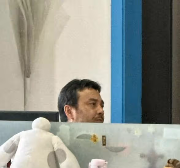 49歲汪涵近照曝光,鬍子拉碴模樣滄桑,嘴裡一直嚼檳榔引熱議
