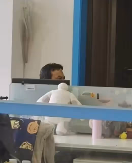 49歲汪涵近照曝光,鬍子拉碴模樣滄桑,嘴裡一直嚼檳榔引熱議