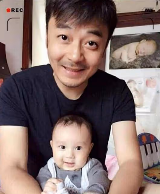 49歲汪涵近照曝光,鬍子拉碴模樣滄桑,嘴裡一直嚼檳榔引熱議