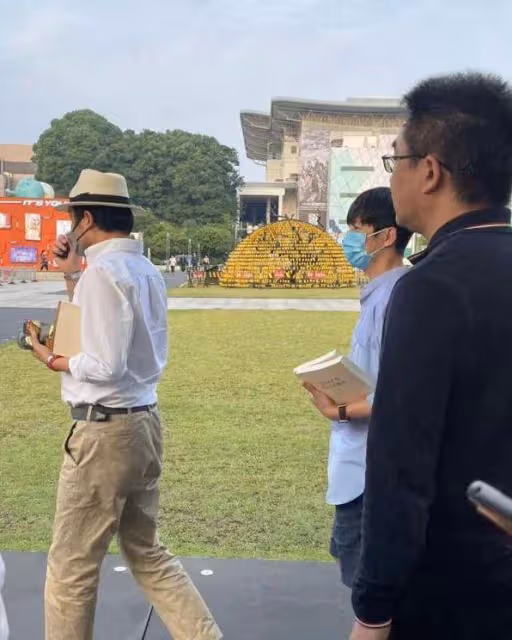 49歲汪涵近照曝光,鬍子拉碴模樣滄桑,嘴裡一直嚼檳榔引熱議