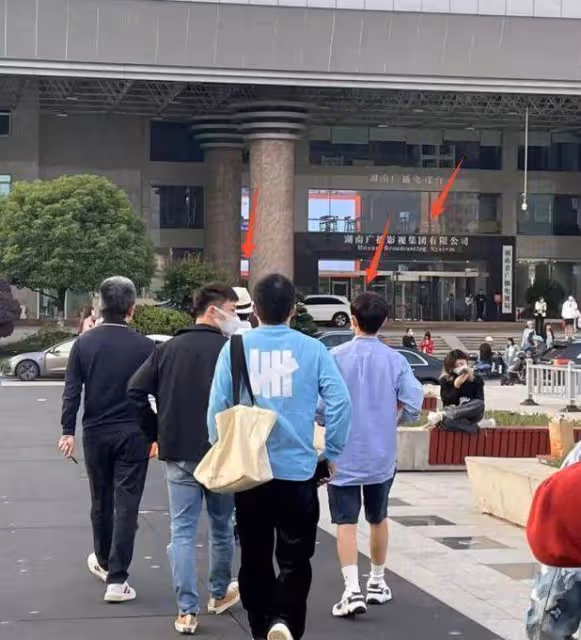 49歲汪涵近照曝光,鬍子拉碴模樣滄桑,嘴裡一直嚼檳榔引熱議