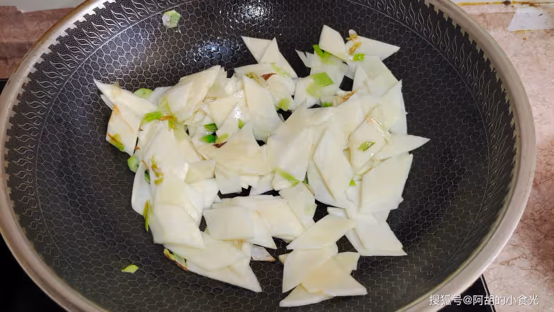 韭菜靠邊站,原來雞蛋和它更配!好營養、賽人參,隨手炒一炒,專治天熱沒胃口