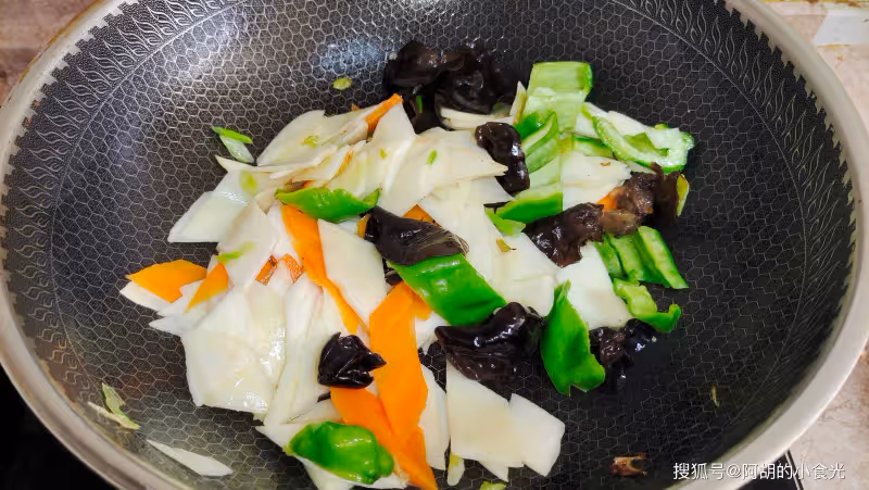 韭菜靠邊站,原來雞蛋和它更配!好營養、賽人參,隨手炒一炒,專治天熱沒胃口