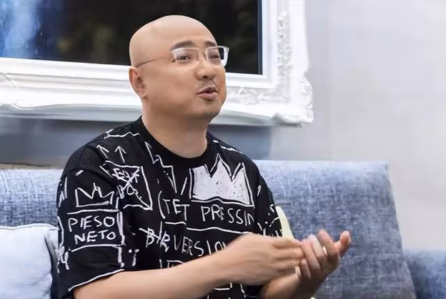 徐崢機場偶遇王寶強,脫口就叫了一聲向騰輝,王寶強反應引全場大笑
