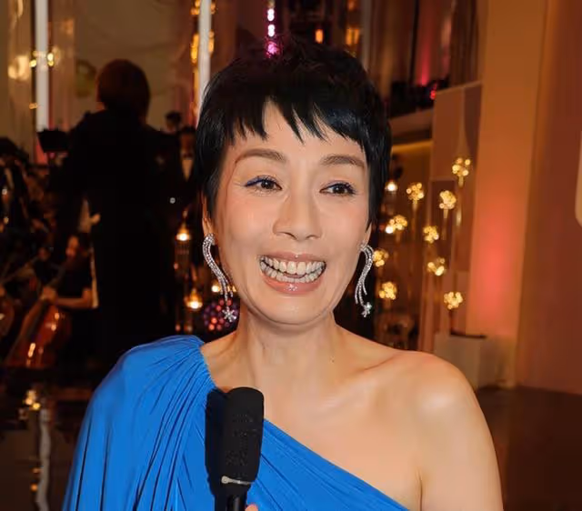 突發!TVB知名女星直播多次說錯話場面尷尬,急忙道歉認經驗不足