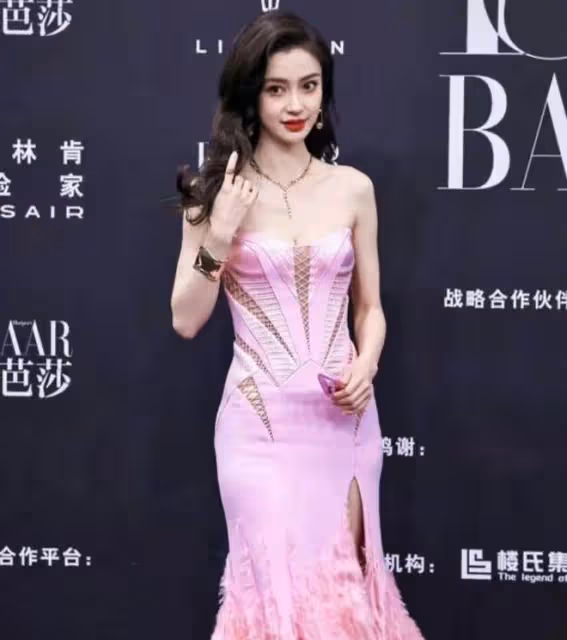 楊穎:登上熱搜!不是感情問題也不是綜藝,而是出席活動時的照片