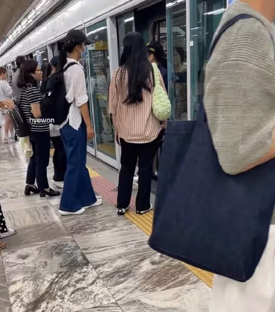 湯唯:韓國地鐵站被偶遇,背著雙肩包趕地鐵,真的就像普通上班族