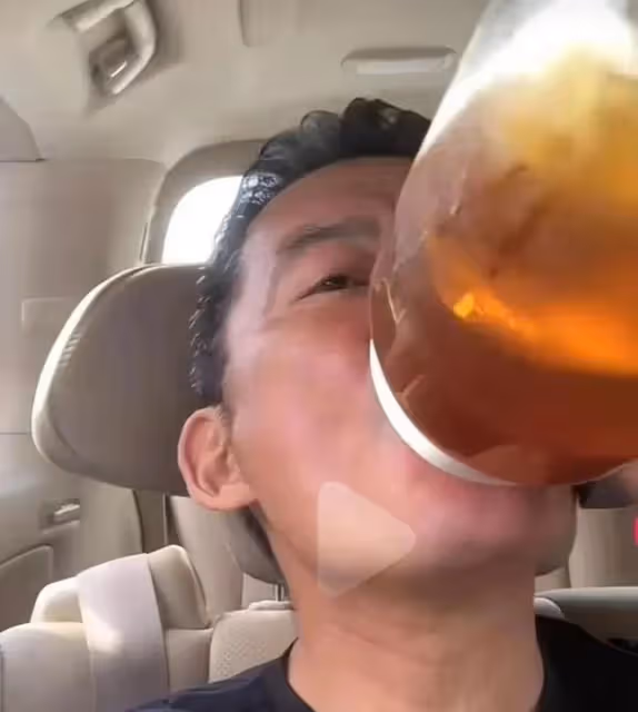 景崗山:分享喝酒視頻被認成61歲黃安,頸部明顯腫大,引網友擔憂