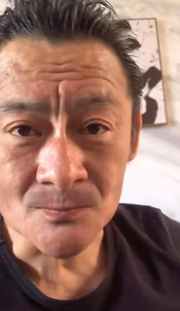 景崗山:分享喝酒視頻被認成61歲黃安,頸部明顯腫大,引網友擔憂