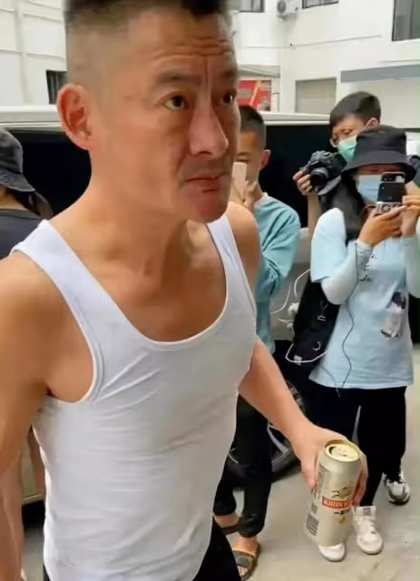 景崗山:分享喝酒視頻被認成61歲黃安,頸部明顯腫大,引網友擔憂