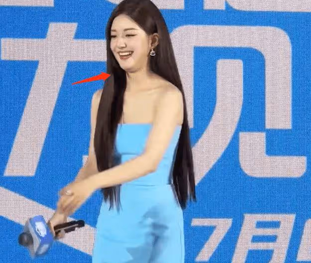 趙露思生圖近照翻車,與粉絲合影暴露身高,近照壯實遭吐槽