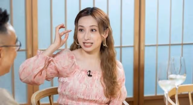 暢談娛圈!TVB小花入行多年緋聞是非數不清,公開承認當中有真的