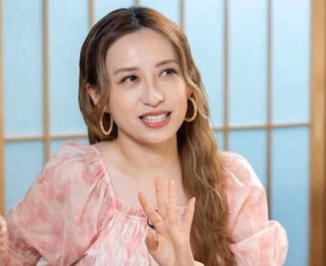 暢談娛圈!TVB小花入行多年緋聞是非數不清,公開承認當中有真的