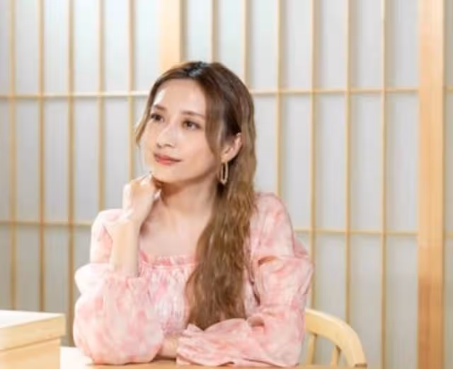 暢談娛圈!TVB小花入行多年緋聞是非數不清,公開承認當中有真的
